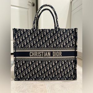 LARGE DIOR BOOK TOTE
Blue Dior Oblique Embroidery